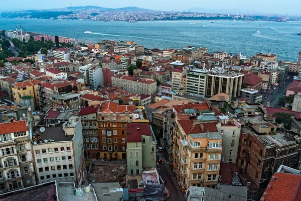 Vue de dessus du panorama d'istanbul dans la soirée — Photo