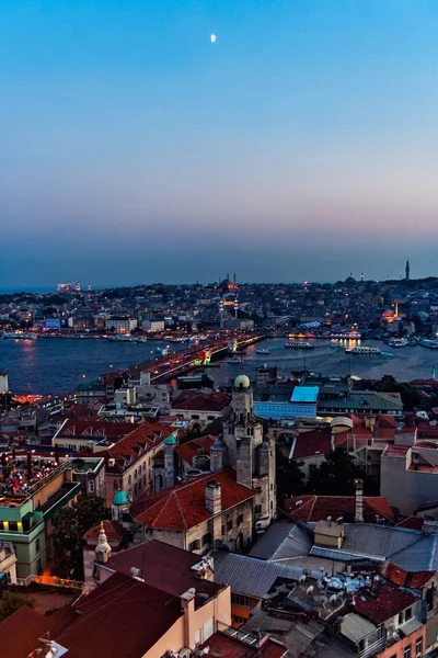 Vue de dessus des anciens quartiers d'istanbul la nuit — Photo