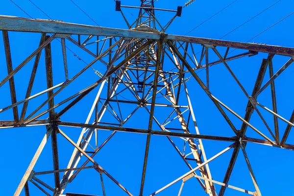 Башня ЛЭП на фоне голубого неба — стоковое фото