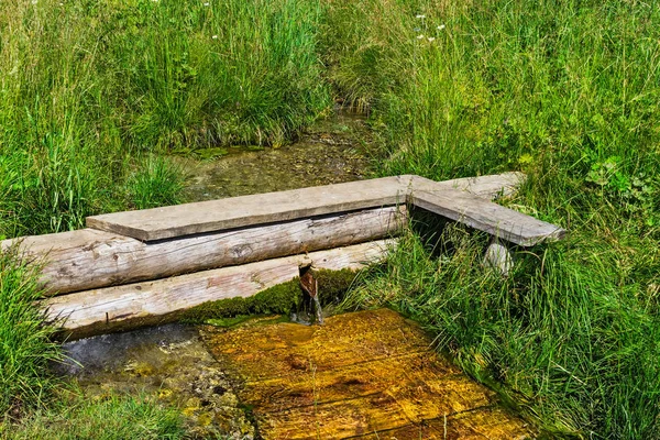 Rill in campagna in una giornata estiva soleggiata — Foto Stock