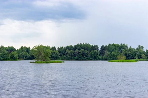 曇りの日に小さな島々を持つ森林湖 — ストック写真