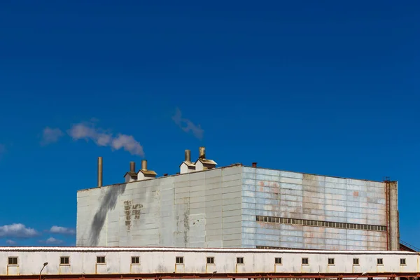 The case of an old chemical factory with smoking tubes — Stock Photo, Image