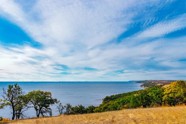 Panorama van de rivier de Wolga vanaf een hoge bank — Stockfoto