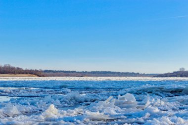 Nehirdeki kırık buzun kış dokusu
