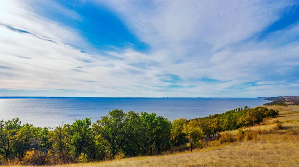 Panorama del fiume Volga da un alto argine — Foto Stock