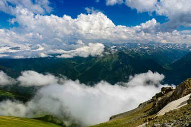 Kafkas dağları ve bulutlu gökyüzü bir yaz günü
