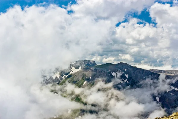 Kaukázusi hegyek és felhős ég egy nyári napon — Stock Fotó