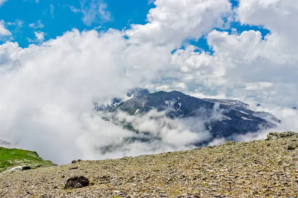Kaukázusi hegyek és felhős ég egy nyári napon — Stock Fotó