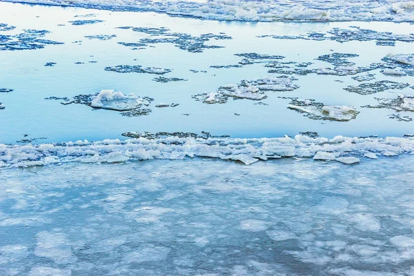 강에 있는 부서진 얼음의 겨울 질감 — 스톡 사진