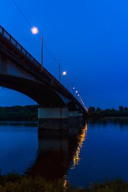 Gece fenerlerin yansımasıyla Vyatka Nehri üzerindeki köprü