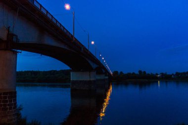Gece fenerlerin yansımasıyla Vyatka Nehri üzerindeki köprü