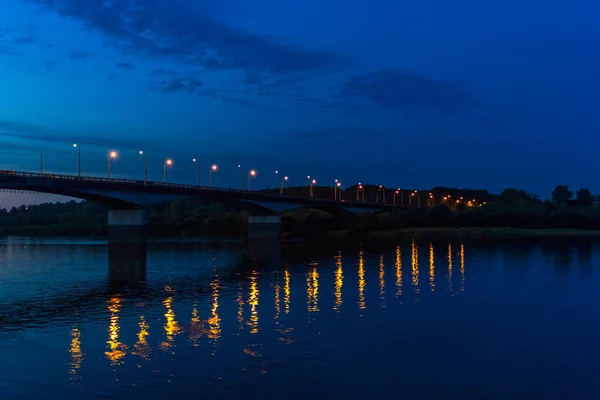 Gece fenerlerin yansımasıyla Vyatka Nehri üzerindeki köprü — Stok fotoğraf