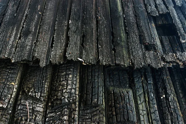 木の板の焼けた壁の表面を背景に — ストック写真