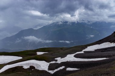 Kasvetli yağmurlu bir günde Kafkas dağları ve bulutlu gökyüzü