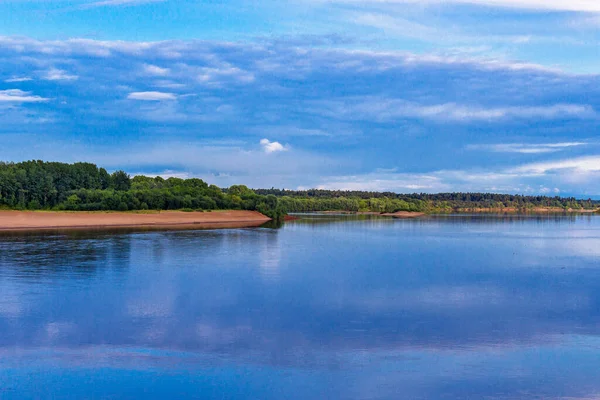 Rivière à la campagne un soir d'été — Photo