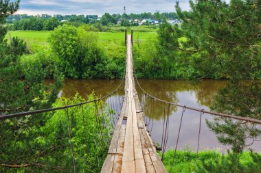 Bir yaz günü nehir üzerindeki asma köprü manzarası