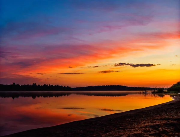 Kolorowy zachód słońca nad rzeką w letni wieczór — Zdjęcie stockowe