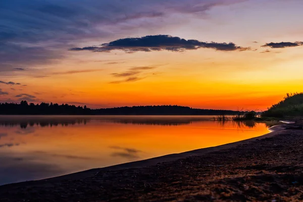 夏日的傍晚，河里色彩艳丽的落日 图库图片