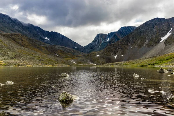 Landschaft Bergsee an bewölkten Sommertagen — Stockfoto