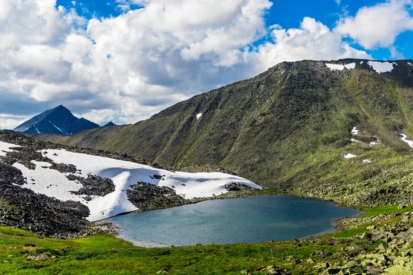 Hermoso paisaje de un lago de montaña en un día soleado — Foto de Stock