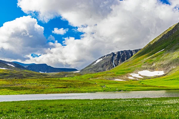 Krásná krajina horského jezera za slunečného dne — Stock fotografie