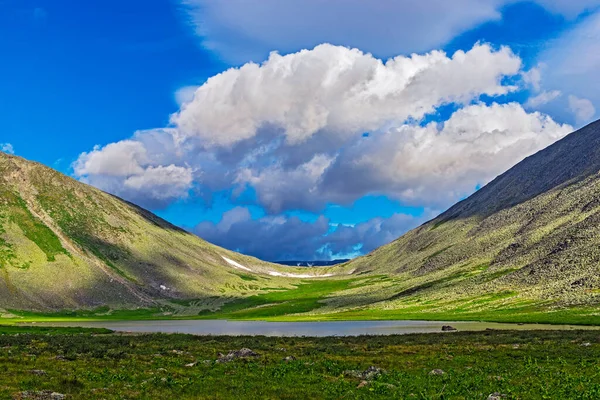 Bela paisagem de um lago de montanha em um dia ensolarado — Fotografia de Stock