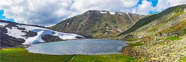 Hermoso paisaje de un lago de montaña en un día soleado — Foto de Stock