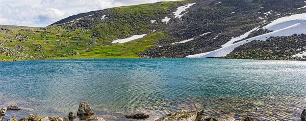 Krásná krajina horského jezera za slunečného dne — Stock fotografie