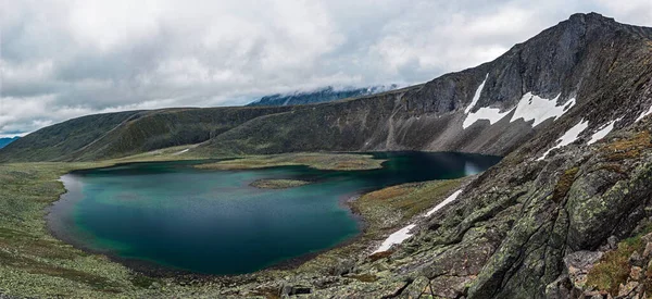 Krajina horské jezero na oblačný letní den — Stock fotografie