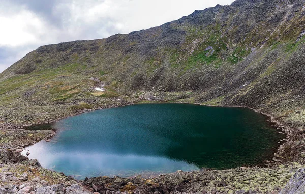 Paisaje lago de montaña en día nublado de verano — Foto de Stock