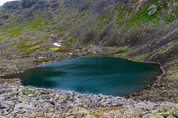 Paisaje lago de montaña en día nublado de verano — Foto de Stock