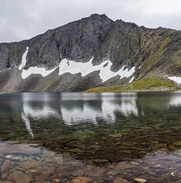 Paisaje lago de montaña en día nublado de verano — Foto de Stock