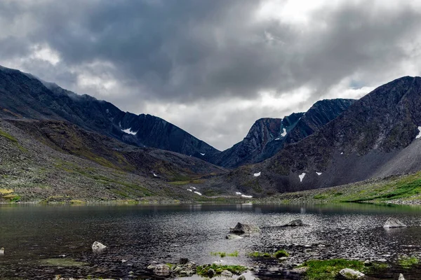 Landschaft Bergsee an bewölkten Sommertagen — Stockfoto