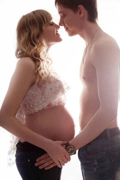 Joyeux Jeune Couple Femme Enceinte Et Mari Aimant Mari Une Femme Attend Un Bebe Avec Un Gros Ventre Pere Touche Et Prend Soin D Une Mere Enceinte L Amour En Attente Stock Joyeux Jeune Couple Femme Enceinte Et Mari Aimant Mari Une Femme Attend Un Bebe Avec Un Gros Ventre Pere Touche Et Prend Soin D Une Mere Enceinte L Amour En Attente Stock