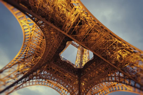 Torre Eiffel ao entardecer — Fotografia de Stock