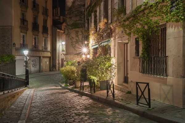 Rue Poulbot вночі — стокове фото