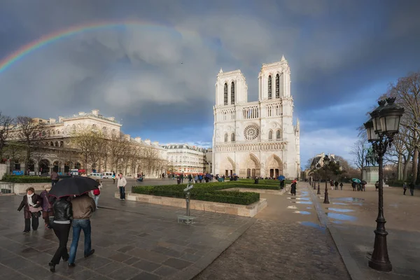 Katedralen Notre Dame och regnbågen — Stockfoto