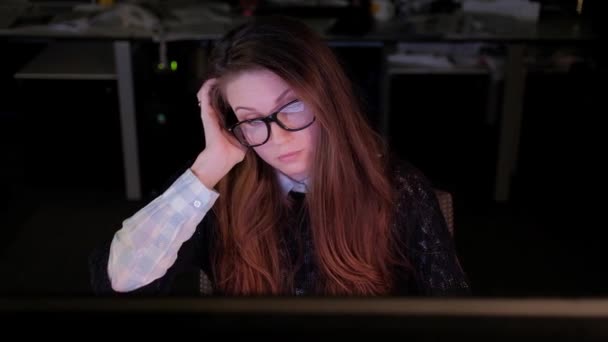 Молода Жінка Архітектор Офісі Працює Пізно Втомлена Вона Позіхає Хоче — стокове відео