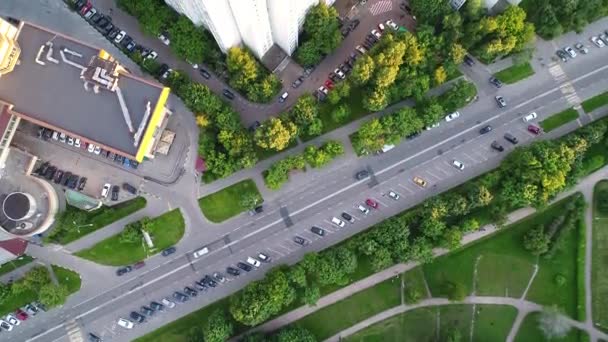 飞过道路和建筑物 — 图库视频影像
