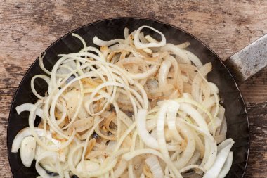 bir Demir Tavada doğranmış soğan 