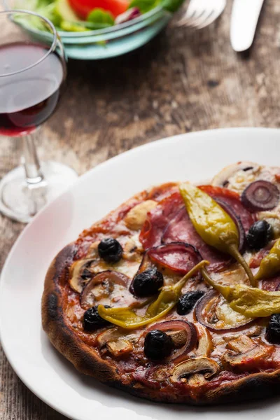 Closeup Pizza Red Wine — Stock Photo, Image