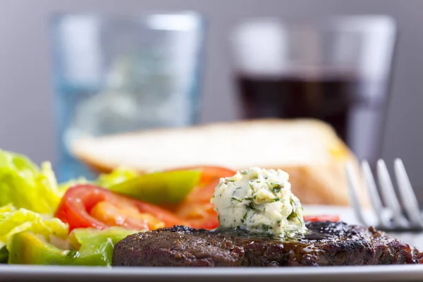Steak Avec Beurre Herbes Dans Une Assiette — Photo