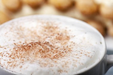 Barista kahve fincanının yakın plan çekimi.