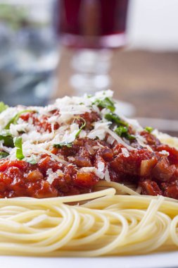 bir tabakta domates soslu spagetti 