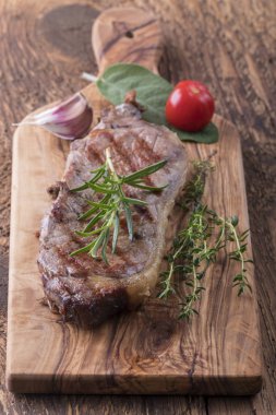 Baharatlı ızgara biftek. 