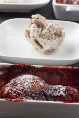 dondurma ile kırmızı şarap haşlanmış armut 