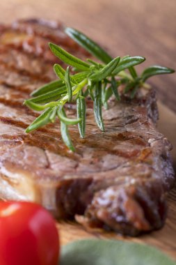 Baharatlı ızgara biftek. 