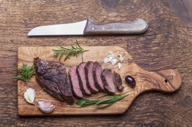 Ahşap üzerine ızgara biftek dilimlerini 