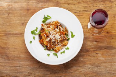 Rigatoni makarna sosu ile bolognaise ve peynir 