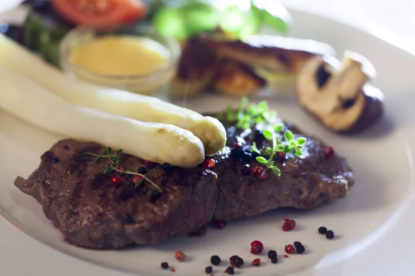 Fehér Spárga Grillezett Steaken — Stock Fotó